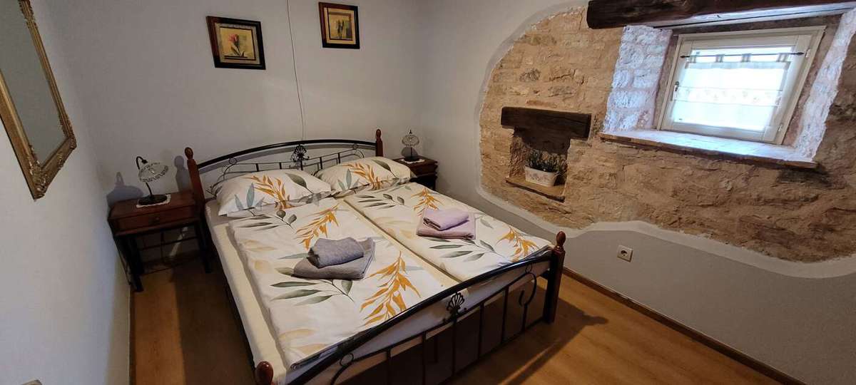 Tenuta con due case in pietra e piscina